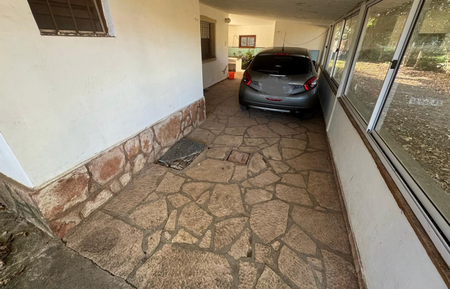 VENTA CASA DOS DORMITORIOS SOBRE CALLE PRINCIPAL LOTE ESQUINA PARQUE EL CORCOVADO
