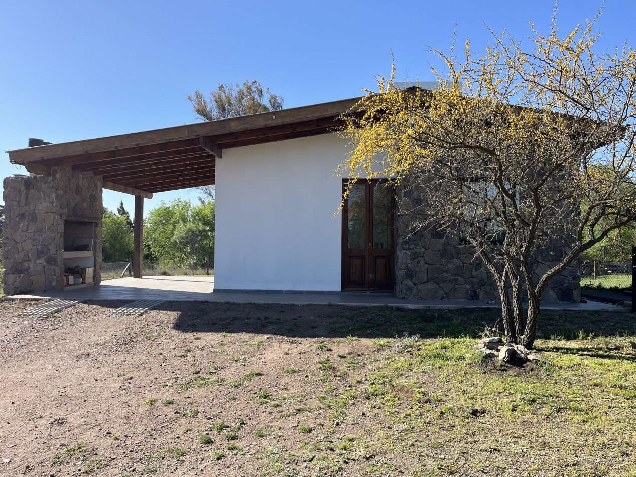 VENTA HERMOSA CASA A ESTRENAR DOS DORMITORIOS AMPLIO PARQUE VISTAS PROXIMO A LAGO RUMIPAL