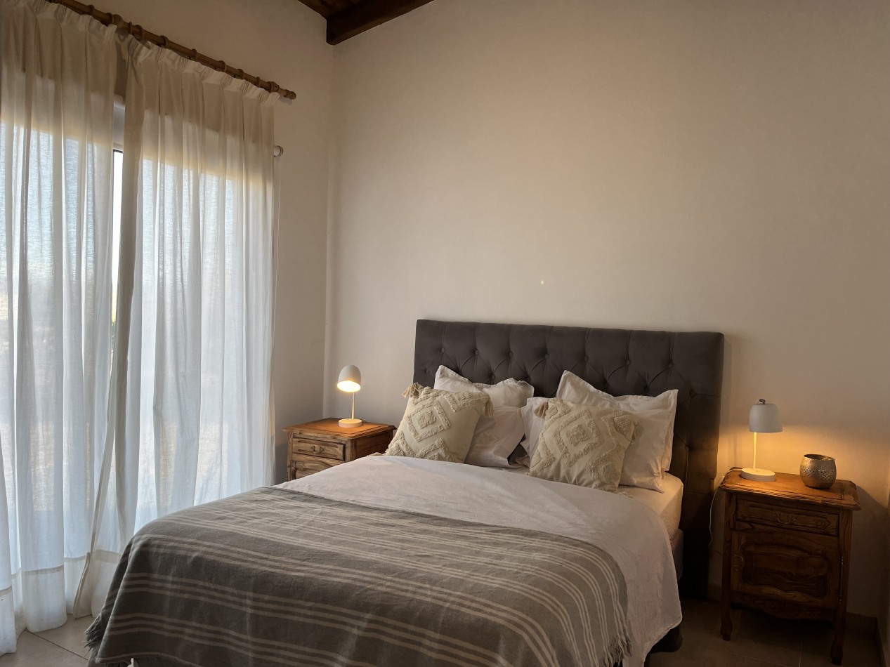 VENTA HERMOSA CASA A ESTRENAR DOS DORMITORIOS AMPLIO PARQUE VISTAS PROXIMO A LAGO RUMIPAL