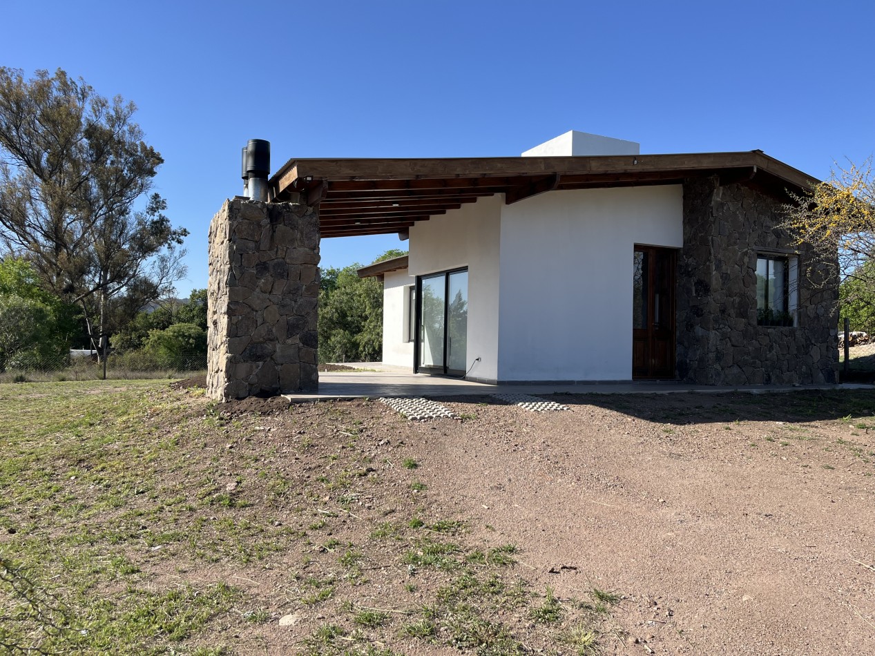 VENTA HERMOSA CASA A ESTRENAR DOS DORMITORIOS AMPLIO PARQUE VISTAS PROXIMO A LAGO RUMIPAL