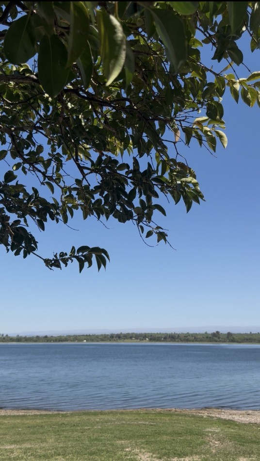 VENTA HERMOSA CASA A ESTRENAR DOS DORMITORIOS AMPLIO PARQUE VISTAS PROXIMO A LAGO RUMIPAL