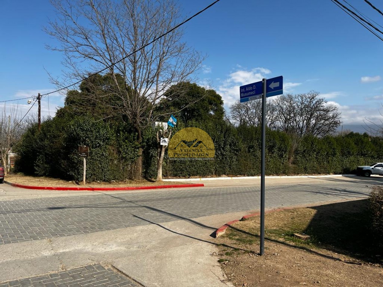 UNICO EN LA ZONA ESQUINA CENTRICA DEL PUEBLO FRENTE A MUNICIPALIDAD Y SUM